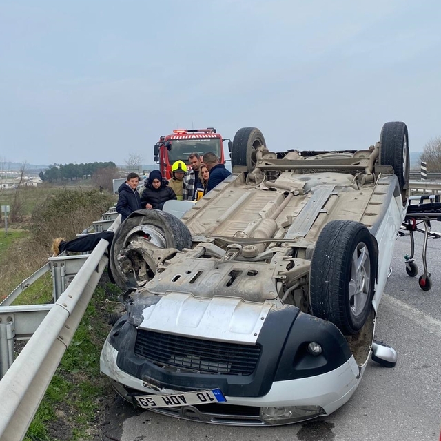 Bursa'da takla atan otomobildeki 3 kişi yaralandı