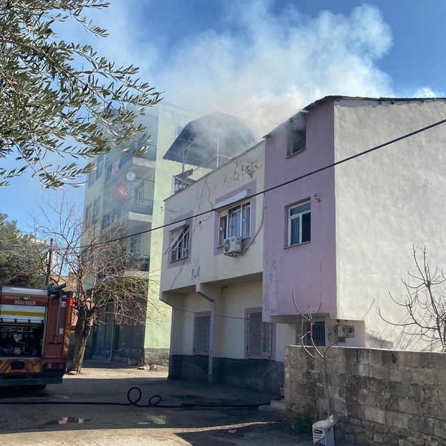 Adana'da evde çıkan yangın hasara neden oldu