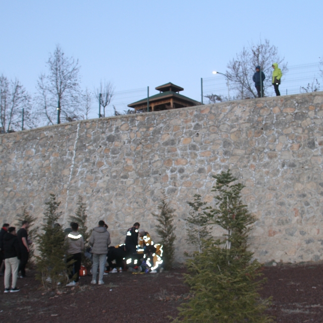 Konya'da yaslandıkları korkuluğun kırılmasıyla yüksekten düşen 2 kişi yaral...