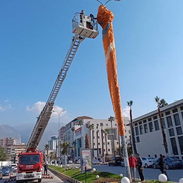 Hatay'da yamaç paraşütçüleri aydınlatma direğine takıldı