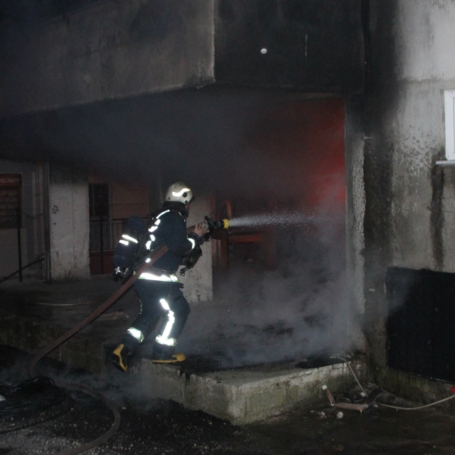 Antalya'da yaşadığı evi ateşe verip ekiplere zorluk çıkartan kişi gözaltına...