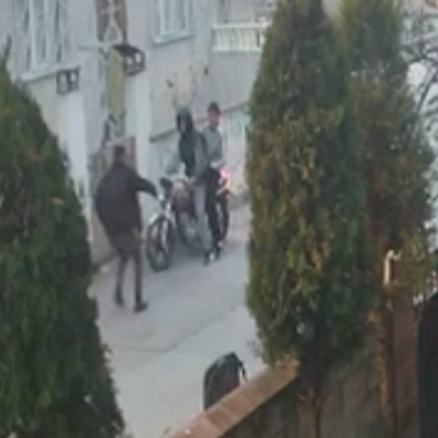 Kızlara kurusıkı tabancayla ateş açan 2 şüpheliyi; çöp atmaya çıkan Uzman Ç...