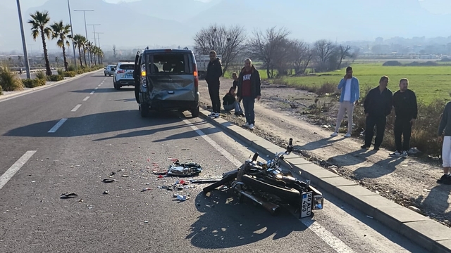 Denizli'de hafif ticari araca çarpan motosikletin 17 yaşındaki sürücüsü öldü