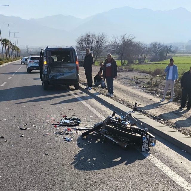 Denizli'de hafif ticari araca çarpan motosikletin 17 yaşındaki sürücüsü öld...