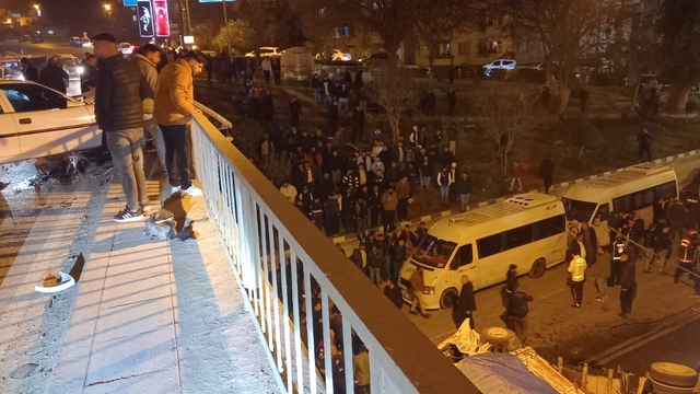 Freni boşalan kamyonun 7 araca çarpıp, sürüklediği otomobille köprüden uçtuğu kaza kamerada: 3 ölü, 12 yaralı