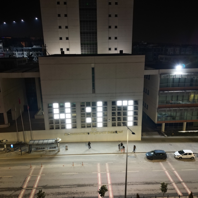 Depremin merkez üssünde hayatını kaybedenlerin isimleri "04.17" panosunda y...