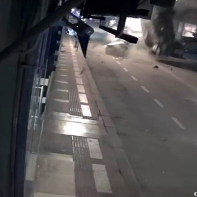 Freni boşalan kamyonun 3 araca çarpıp, sürüklediği otomobille köprüden uçtu...