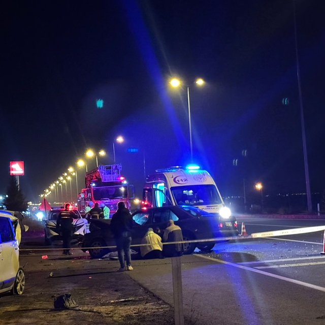 Yol kenarında mola veren hafif ticari araca otomobil çarptı: İki araç arası...