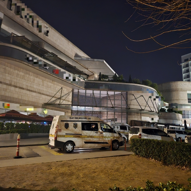 Gece girdiği AVM'deki kuyumcu dükkanından, 3 kilogram altın ve 100 bin TL i...