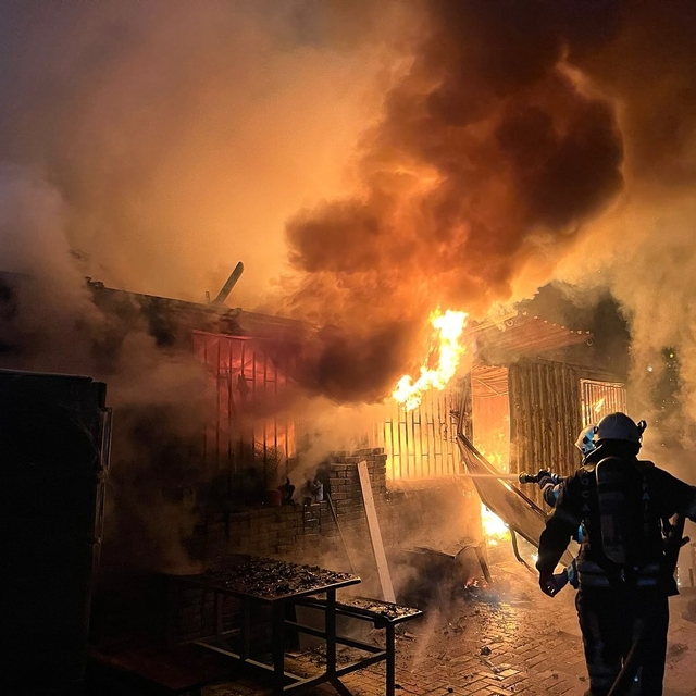 Kocaeli'de konteynerde çıkan yangın söndürüldü