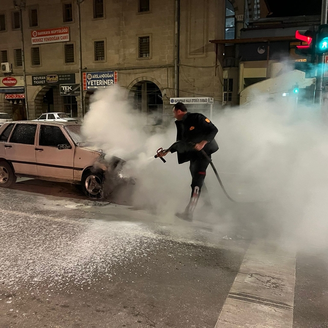 Yozgat'ta otomobilde çıkan yangın söndürüldü