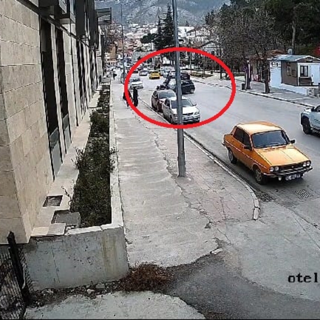 Motosiklet, sürücüsünün 'U' dönüşü yaptığı otomobile çarptı: 1'i ağır, 2 ya...