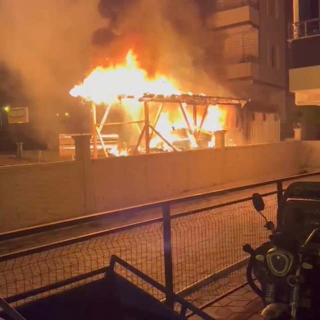 Konteyner yandı; apartmanda oturanlar tahliye edildi