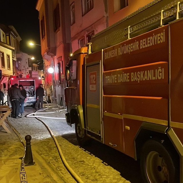 Balıkesir'de çıkan yangında 3 bina kullanılamaz hale geldi