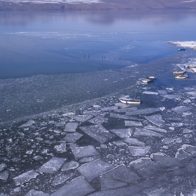 Bitlis'teki Nazik Gölü'nün yüzeyi buz tuttu