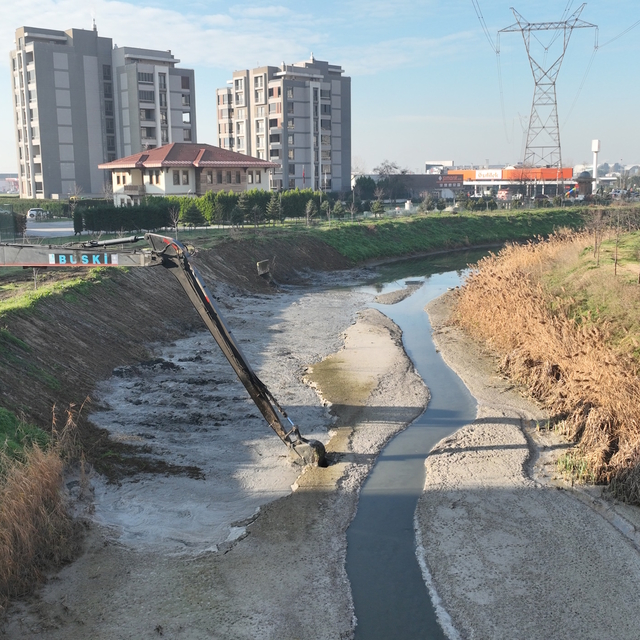 Bursa'da taşkınların önüne geçmek amacıyla dere temizliği yapılıyor