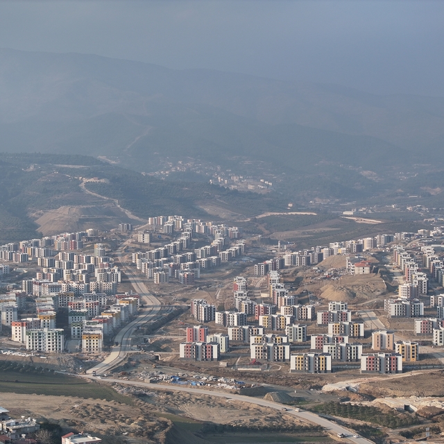 Deprem bölgesindeki konut ve iş yerleri yıl sonuna kadar hak sahiplerine te...