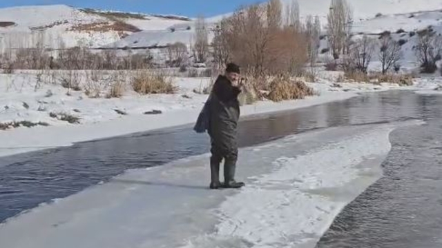 Kısmen donan nehirde buz kütlesini 'sal' gibi kullandı