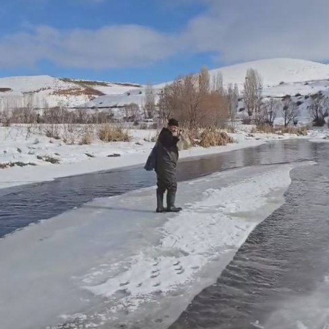 Kısmen donan nehirde buz kütlesini 'sal' gibi kullandı