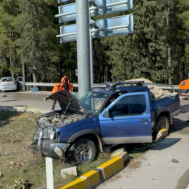 Antalya'da pikap ile otomobilin çarpıştığı kazada 3 kişi yaralandı