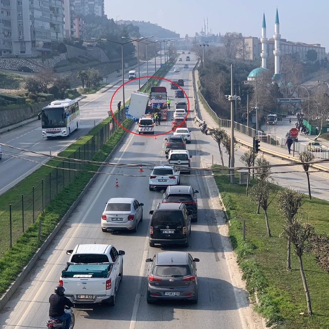 TIR'ın dorsesindeki makine kontrol paneli refüje düştü