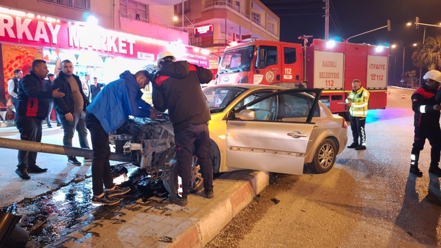 Osmaniye'de iki otomobilin çarpıştığı kaza güvenlik kamerasında