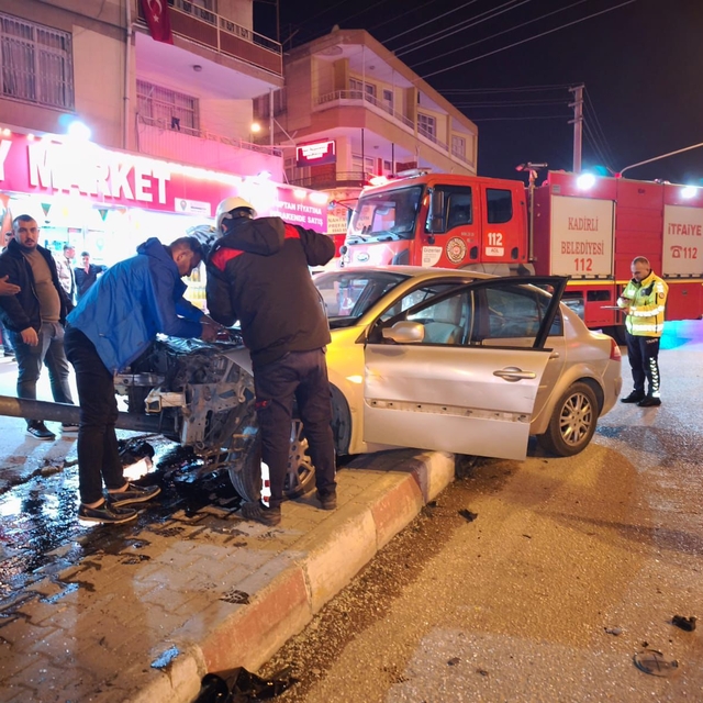 Osmaniye'de iki otomobilin çarpıştığı kaza güvenlik kamerasında