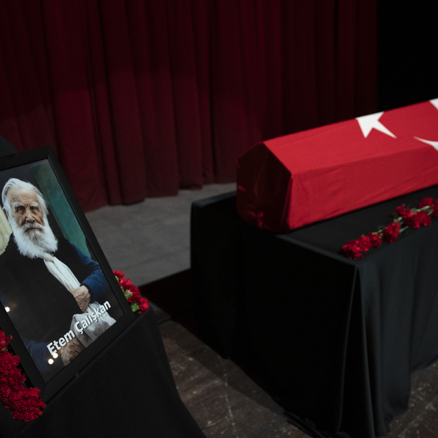 Kaligrafi sanatçısı Etem Çalışkan, memleketi Mersin'de toprağa verildi