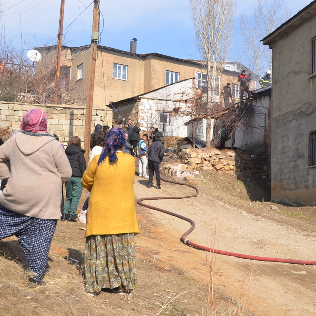 Yüksekova'da yangın çıkan ev kullanılamaz hale geldi