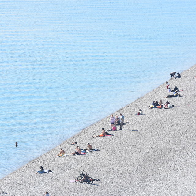 Antalya'da güneşli havayı fırsat bilenler sahillerde yoğunluk oluşturdu