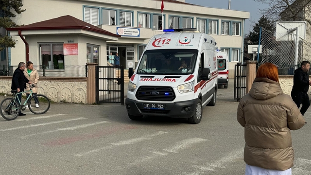 Düzce'de 5 öğrenci gıda zehirlenmesi şüphesiyle hastaneye kaldırıldı