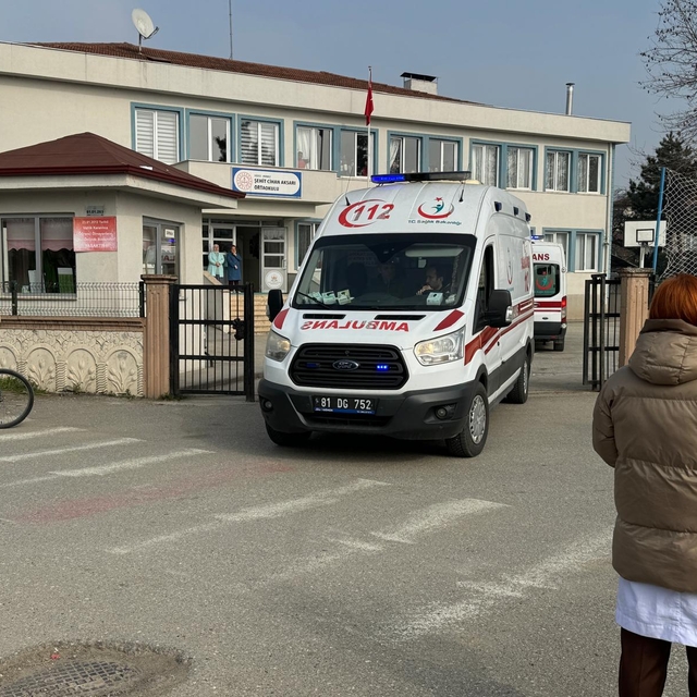 Düzce'de 5 öğrenci gıda zehirlenmesi şüphesiyle hastaneye kaldırıldı