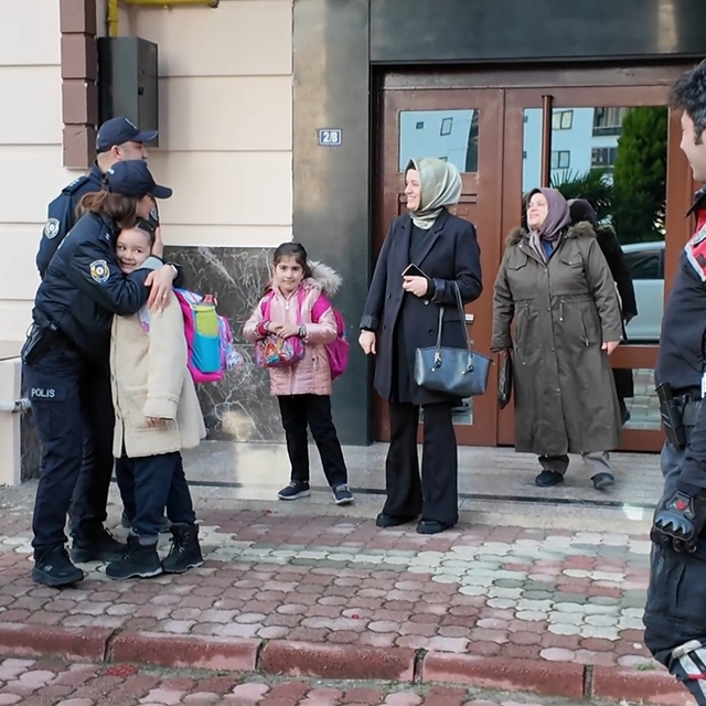 Polisten şehit kızı Eylül'e sürpriz; kortej eşliğinde okuluna bıraktılar