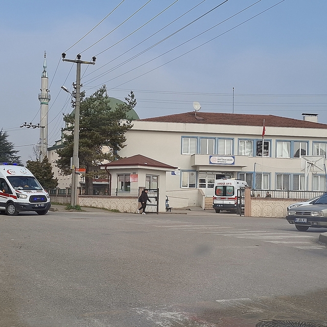 Aynı marketten aldıkları çiğ köfteden yiyen 5 öğrenci hastanelik oldu