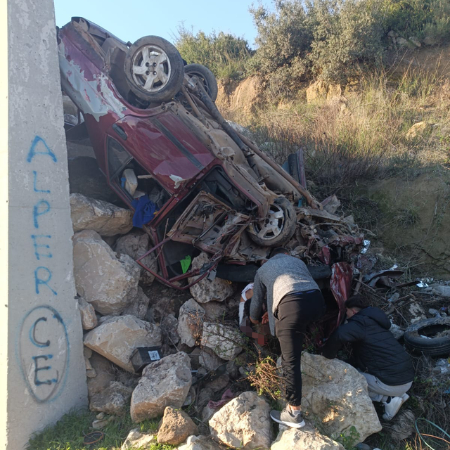 Antalya'da istinat duvarına çarpan otomobilin sürücüsü ağır yaralandı