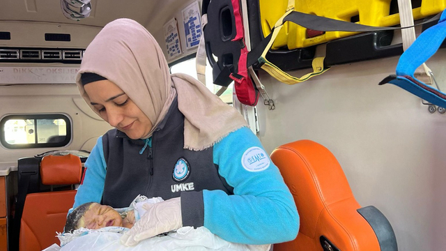 Şanlıurfa'da ambulansta doğum yapan kadın, bebeğine sağlık çalışanının ismini verdi