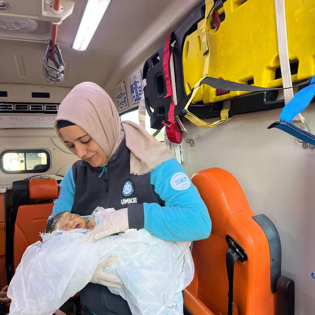 Şanlıurfa'da ambulansta doğum yapan kadın, bebeğine sağlık çalışanının ismi...