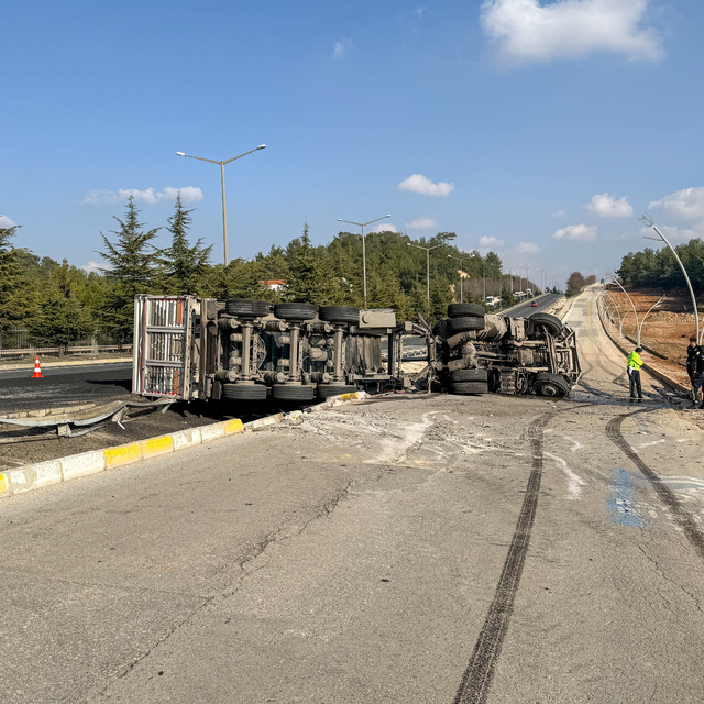 Uşak'ta şarampole devrilen tırın sürücüsü yaralandı