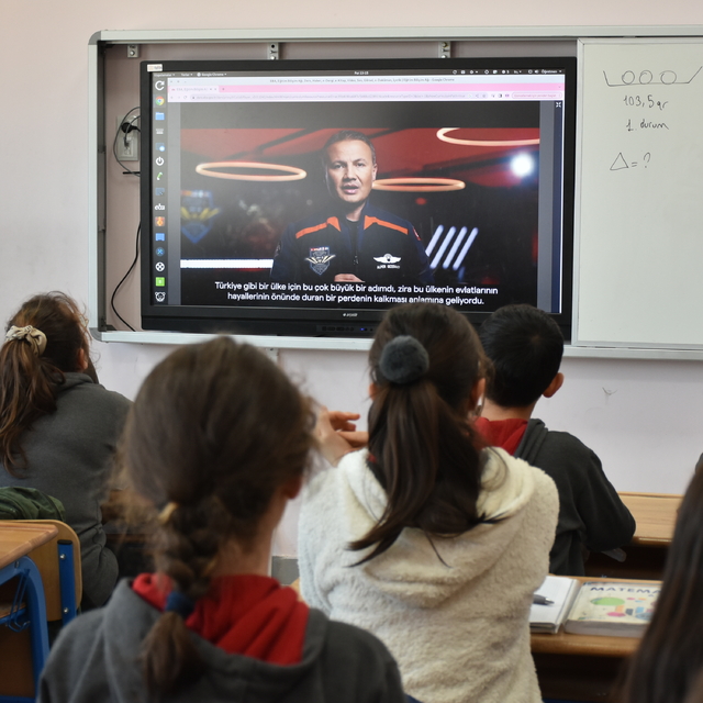 Trabzon'da öğrenciler "Ufkun Ötesinde" belgeselini izledi