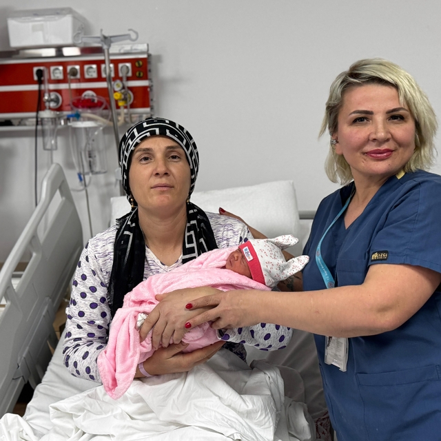Diyarbakır Gazi Yaşargil Eğitim ve Araştırma Hastanesinde normal doğumu teş...