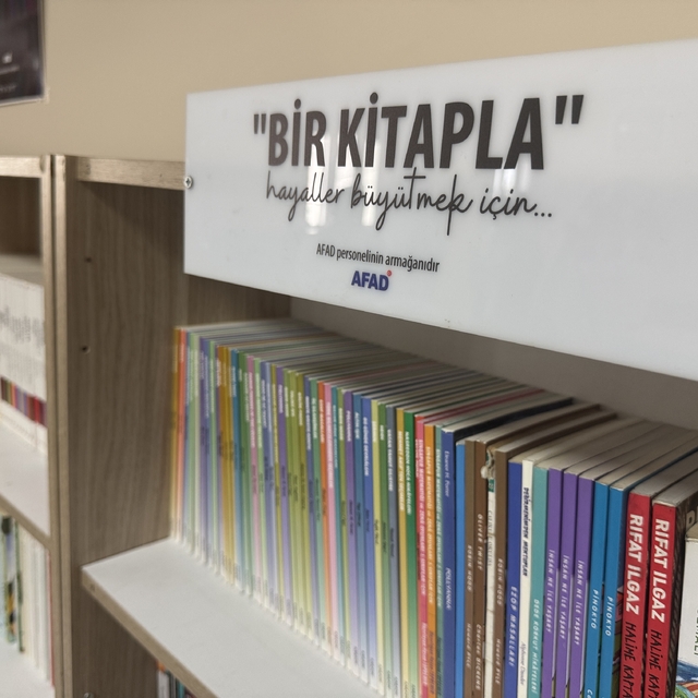 AFAD personeli tarafından bağışlanan kitaplar deprem bölgesindeki çocuklara...