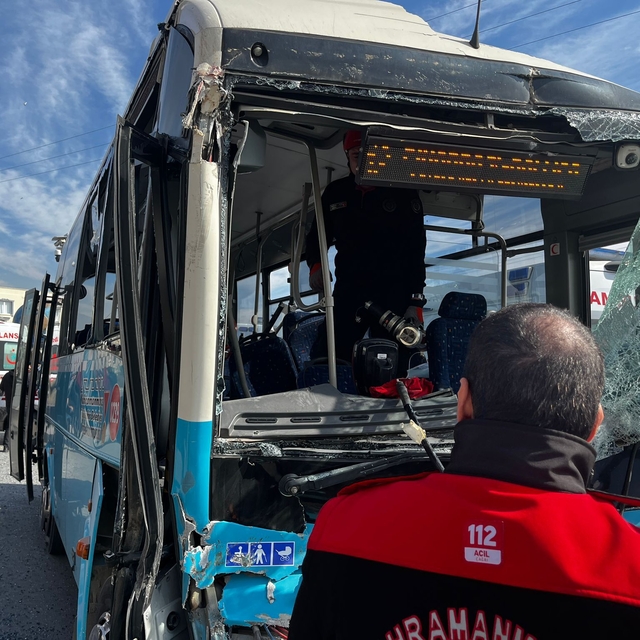 Rampa çıkarken geri kayan kum yüklü kamyon, otobüse çarptı: 11 yaralı