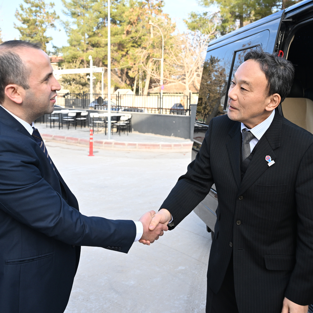 Japonya'nın Ankara Büyükelçisi Katsumata'dan, Gaziantep'te yardımda bulundu...
