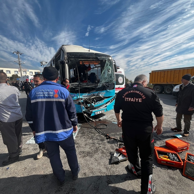 Kahramanmaraş'ta halk otobüsü ile kamyonun çarpıştığı kazada 11 kişi yarala...