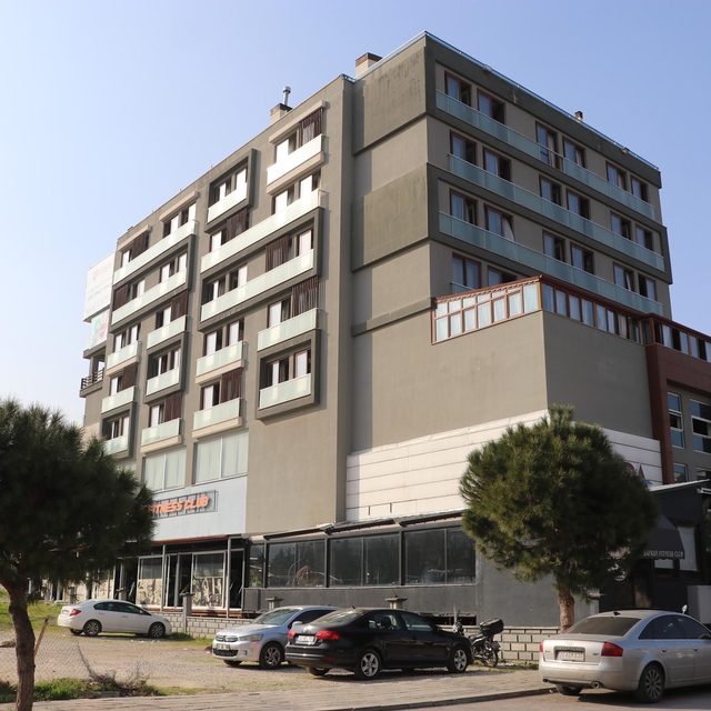 Yangın çıkan rezidansın yetkilisi: Tahliyeler, bina içindeki yangın merdive...