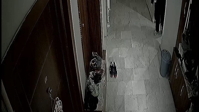 Daire önünden çaldıkları ayakkabıları bırakıp kaçtılar; o anlar kamerada