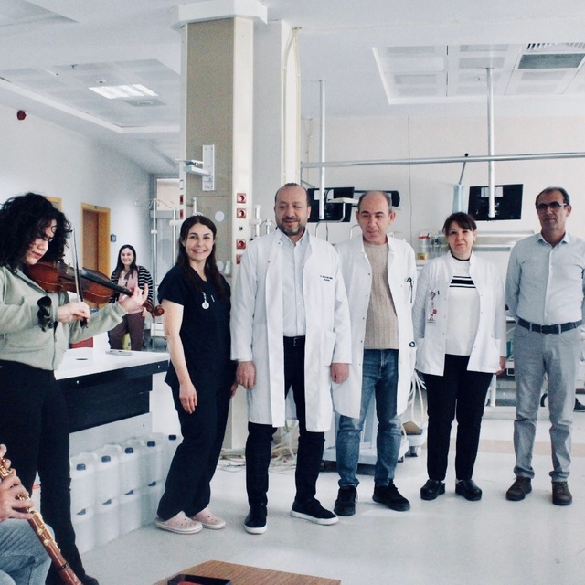 Mardin'de müzisyen baba-kız, diyaliz hastaları için çaldı