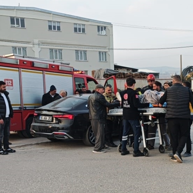 Bursa'da servis minibüsü ile otomobilin çarpışması sonucu 10 kişi yaralandı