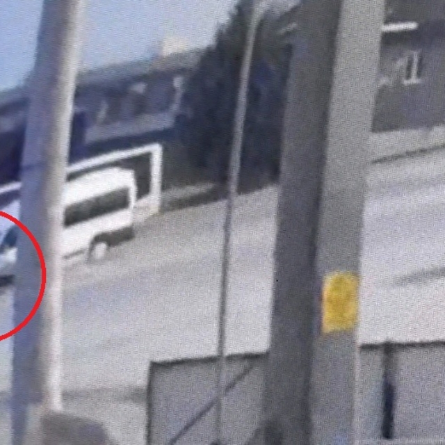 Bursa'da otomobil ile servis minibüsünün çarpıştığı kaza kamerada: 7'si öğr...