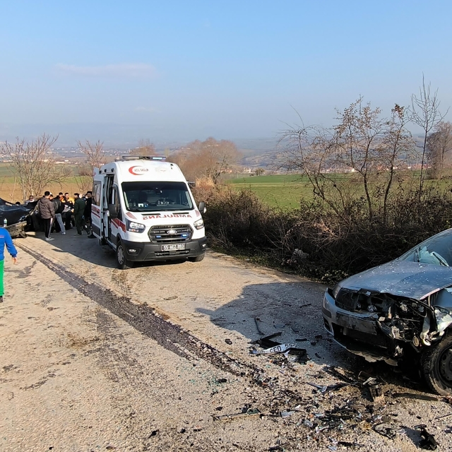 Samsun'da iki otomobilin çarpıştığı kazada 10 kişi yaralandı